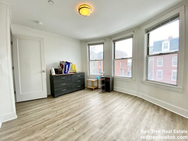 Foto del edificio - 875 E 2nd St