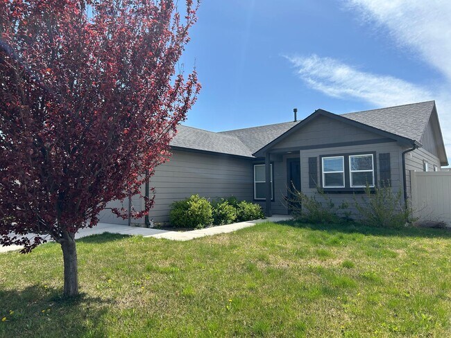 Building Photo - Beautiful 3 Bedroom Home In Caldwell - Spa...
