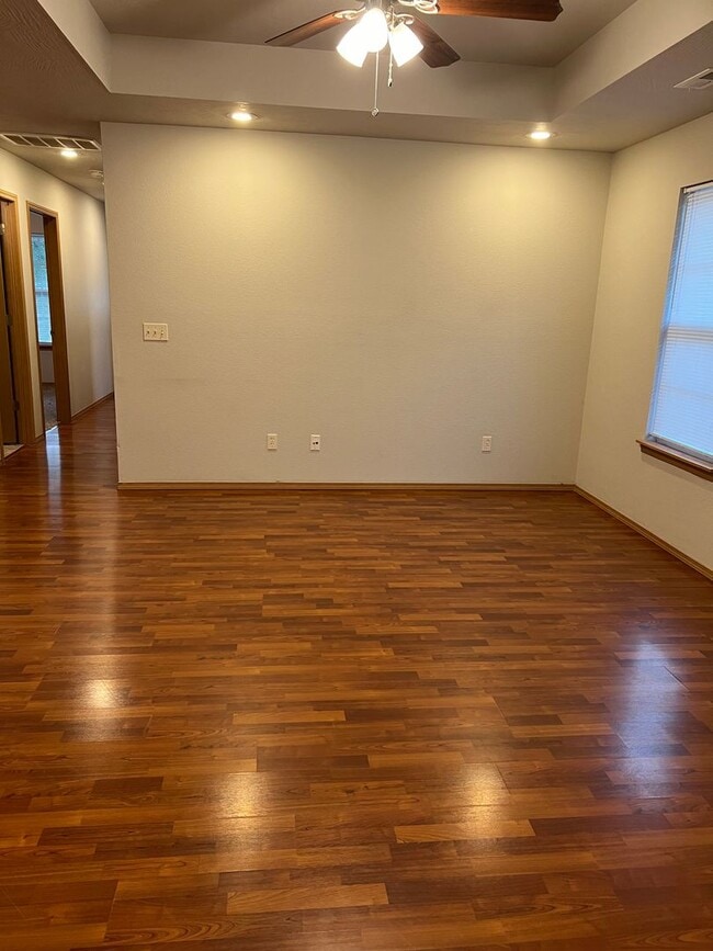 Building Photo - 3 bedroom, 2 bathroom, 2 car garage duplex...