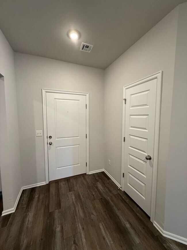 Foto del edificio - Brand New Spacious 3 Bedroom Home in Musta...