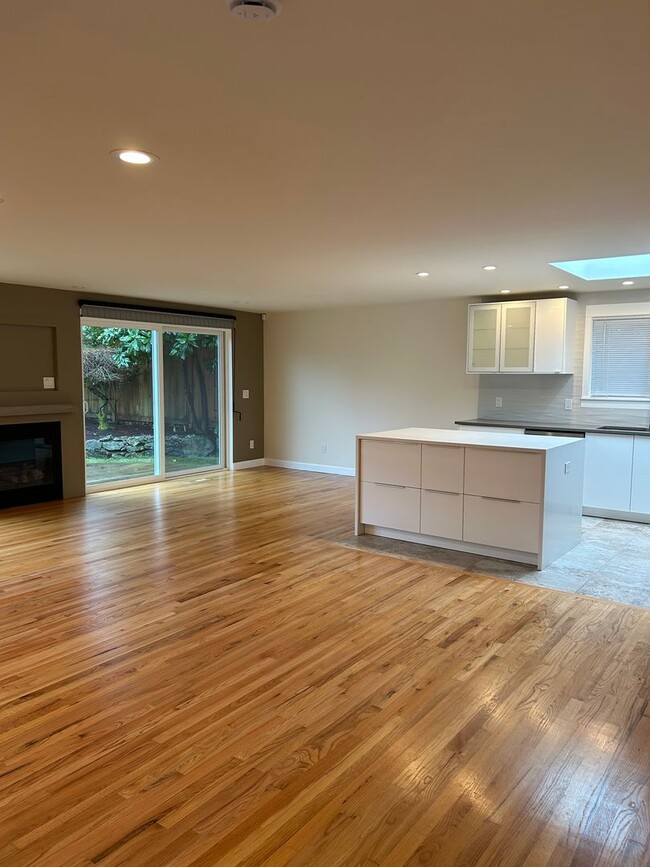 Building Photo - Mid-Century Bellevue Rambler 4 Bedroom 2 B...