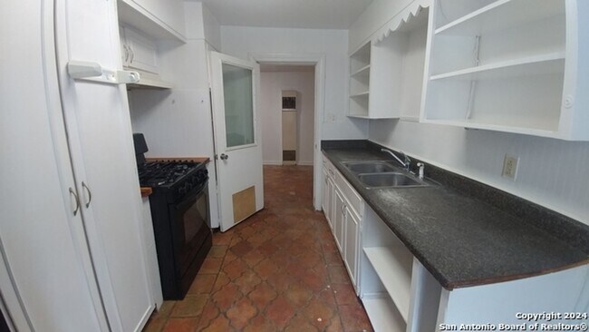 Building Photo - Spacious 2 BR/1 bath home in Alta Vista w/...