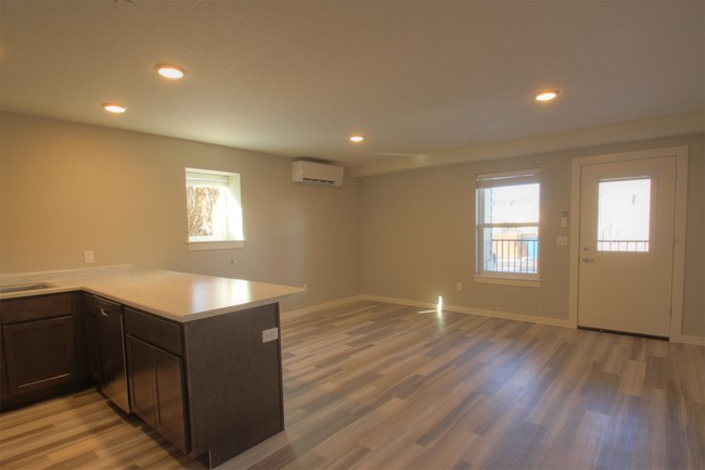 Building Photo - 830 Crestmont Way