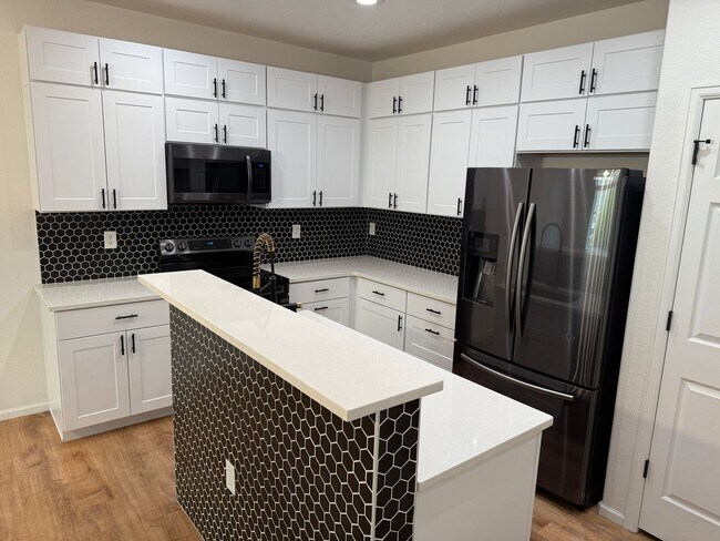 Building Photo - GEORGEOUS 2 bedroom townhome!