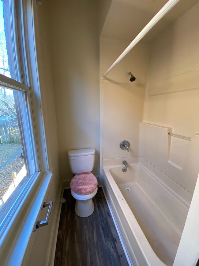 Building Photo - 402 E Market St