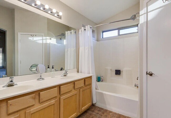 Foto del edificio - 13446 W Port Royale Ln