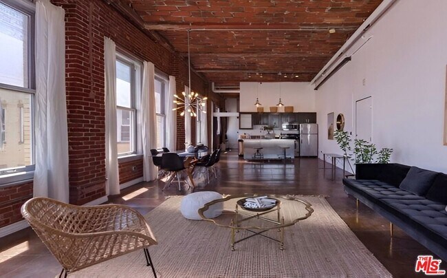 Foto del edificio - 215 W 7th St