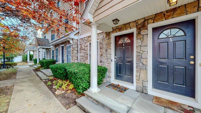 Foto del edificio - Spacious 2-Bedroom Townhouse with Loft – P...