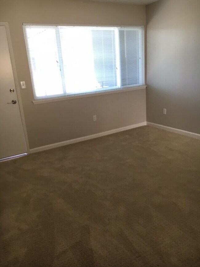 Foto del edificio - Beautiful 2 Bedroom/1 bath apartment - Upper Floor Unit