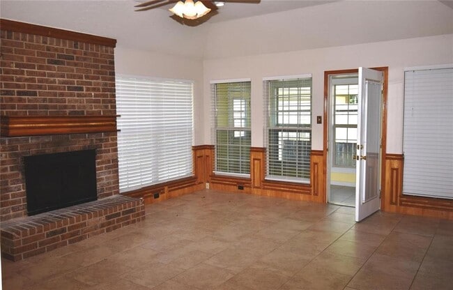 Building Photo - 314 Raintree Ln
