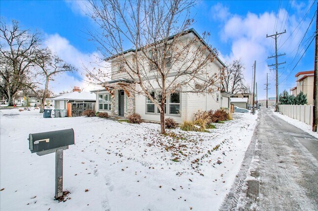 Building Photo - Modern 2 Story Home in North End!