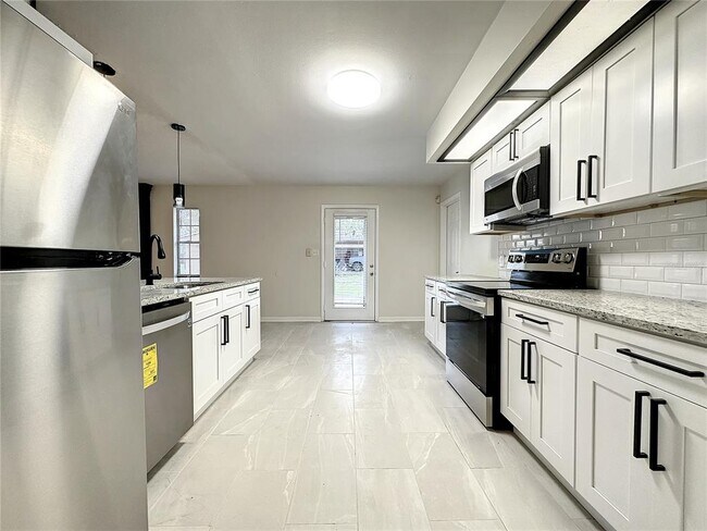 Building Photo - 722 W Alamo Dr