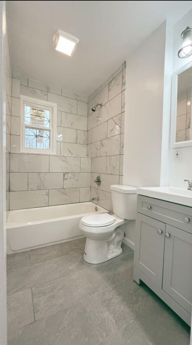 Building Photo - 94 Carlisle St