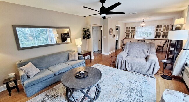 Foto del edificio - Fully Furnished 4 Bed / 1-1/2 Bath Single ...
