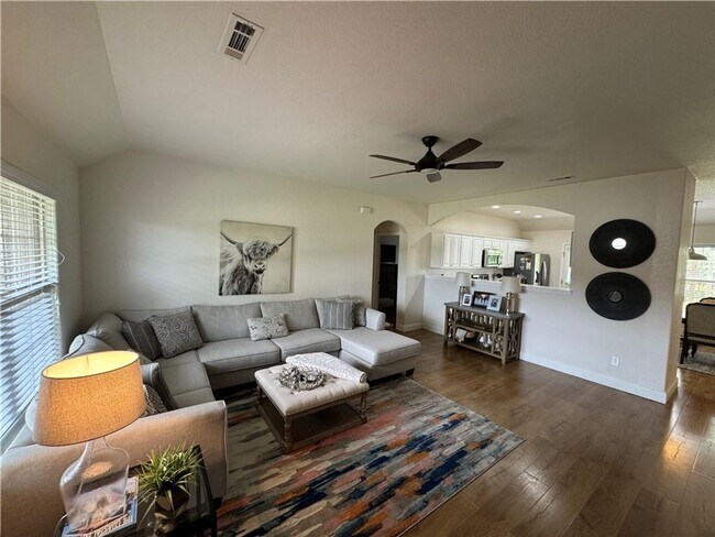 Foto del edificio - 5214 W Cross Creek Blvd