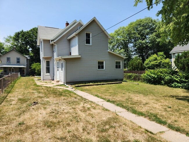 Building Photo - Single Family 3 bedroom 1.5 bath in Moline