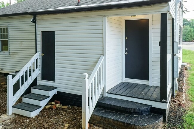 Building Photo - Renovated home with detached building/gues...