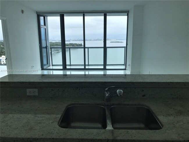 Foto del edificio - 601 NE 36th St