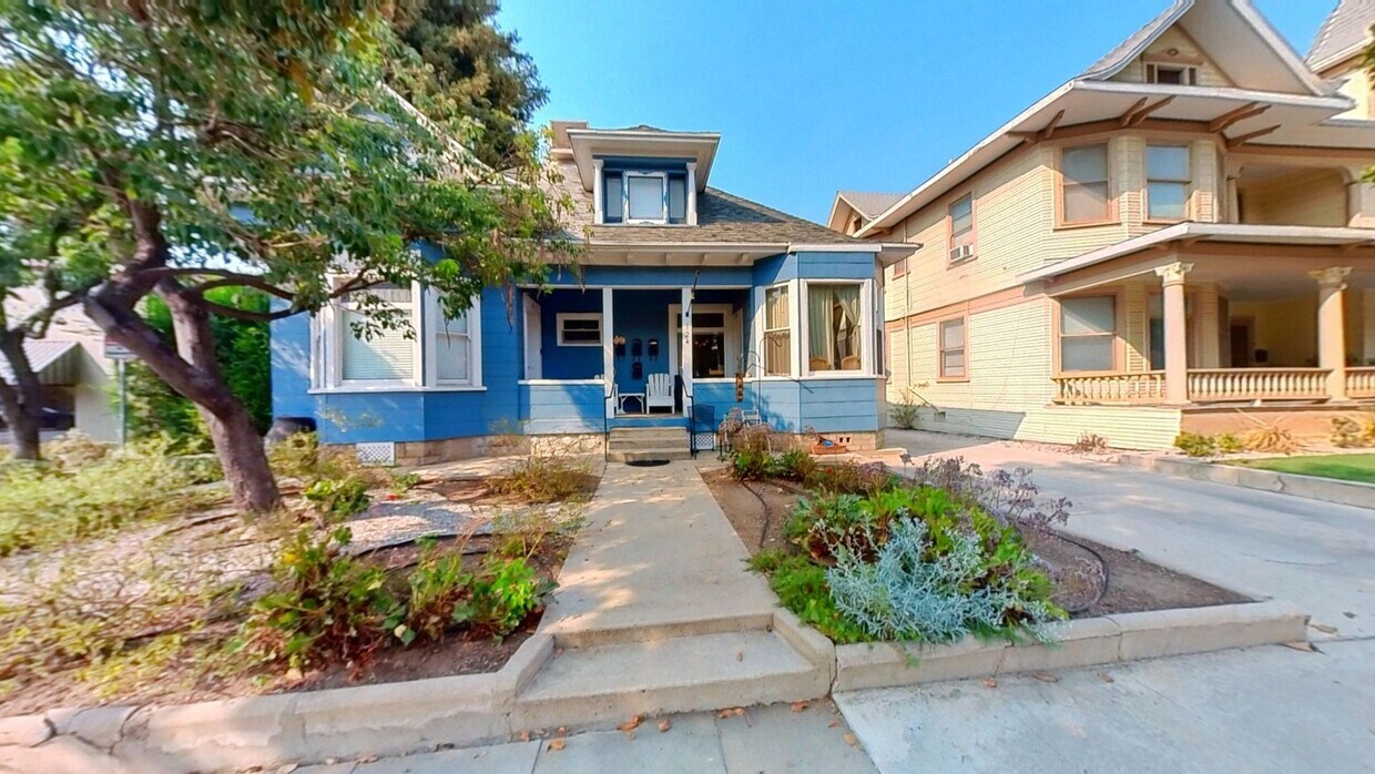 Primary Photo - Cozy 2 Bedroom, 1 Bath Plus Bonus Space Lo...