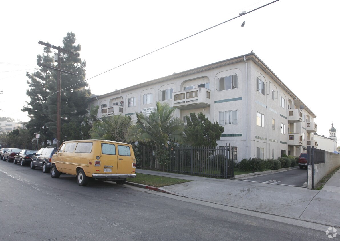 Primary Photo - 4020 Marathon St