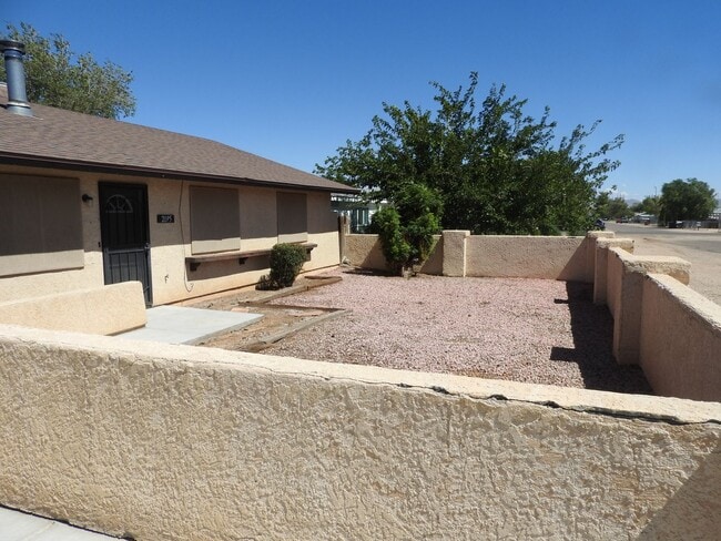 Building Photo - 4 Bedroom with large yard