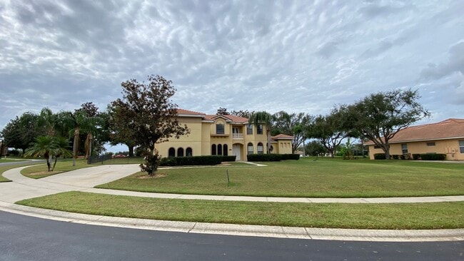 Building Photo - 5 Bedroom, 4.5 Bath Single Family Pool Home!