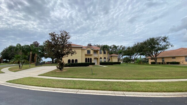 Foto del edificio - 5 Bedroom, 4.5 Bath Single Family Pool Home!