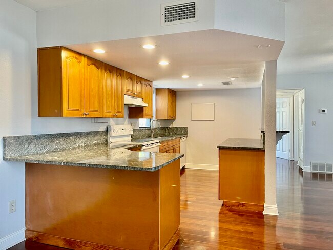 Building Photo - 1730 Long St