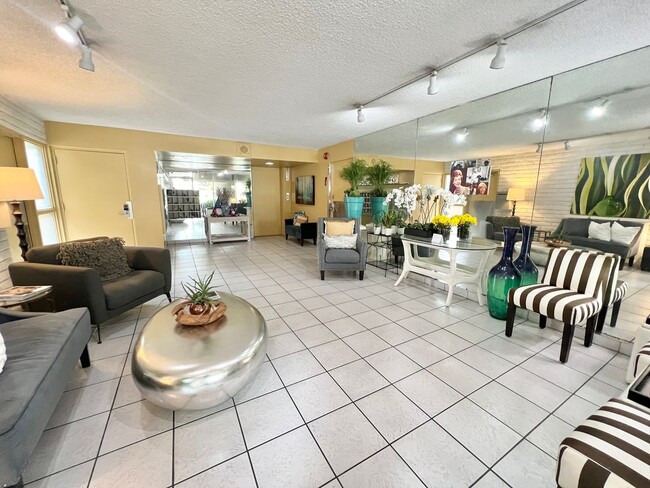 Building Photo - Top Floor 1 Bedroom Bixby Park Top Floor C...