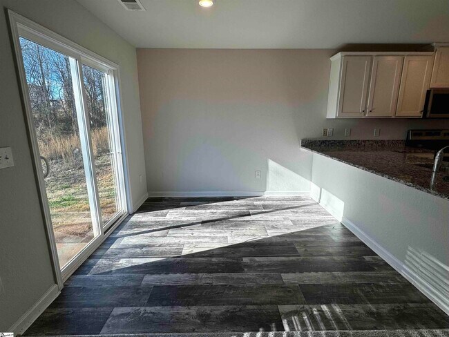 Building Photo - 2098 Southlea Dr