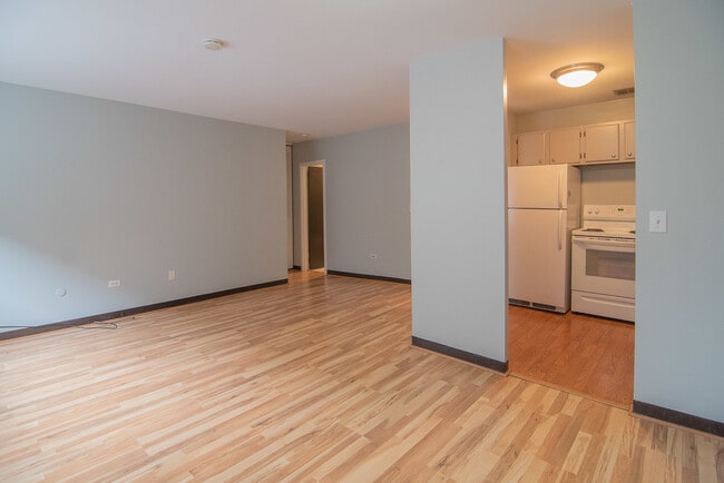 Building Photo - 607 W Wrightwood Ave