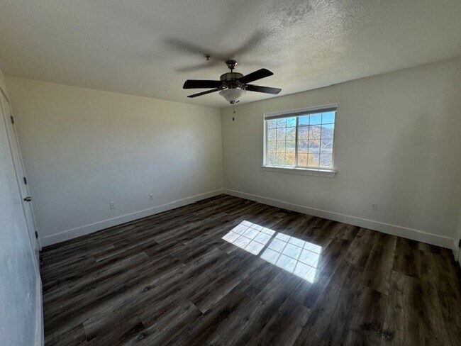 Building Photo - 233 Cres View Ln
