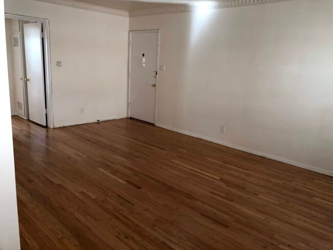 Foto del edificio - 1 Bed + 1 Bath Second Floor Unit!