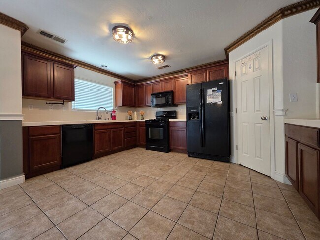 Foto del edificio - 4 bedroom 3 bathroom in SE Visalia!