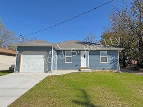 Building Photo - 2038 N Summit Ave