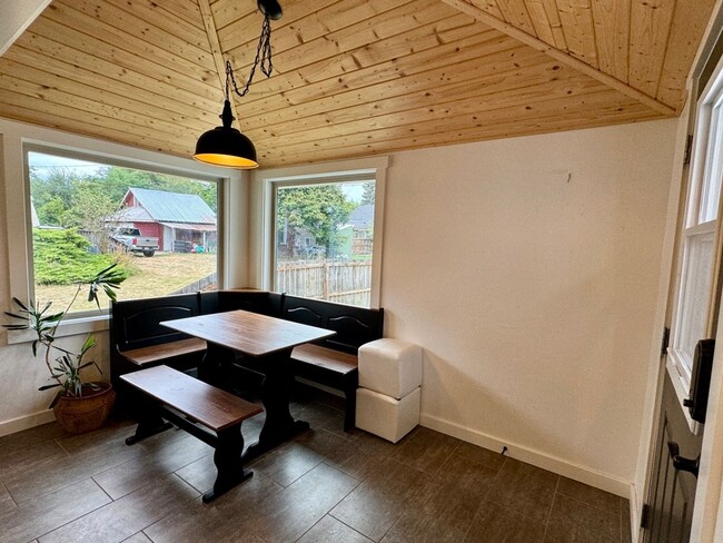 Building Photo - Beautiful Home Near Downtown CDA Furnished...