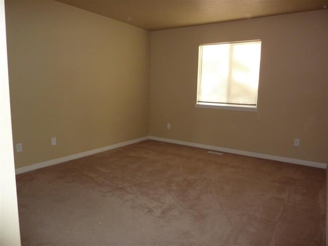 Building Photo - Super Private & Great Location
