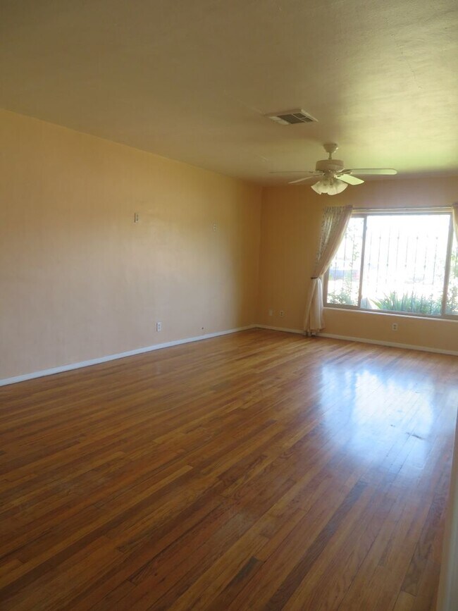 Foto del edificio - 4 Bedrooms, 1.5 bath Home For Rent with Al...