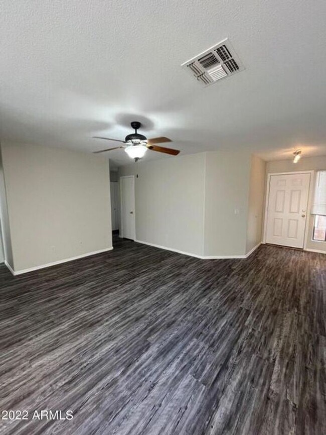 Foto del edificio - Apply Here WWW.RENTREDBRICK.COM