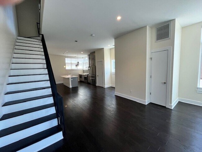 Foto del edificio - Luxury Downtown Condo with Rooftop Patio a...