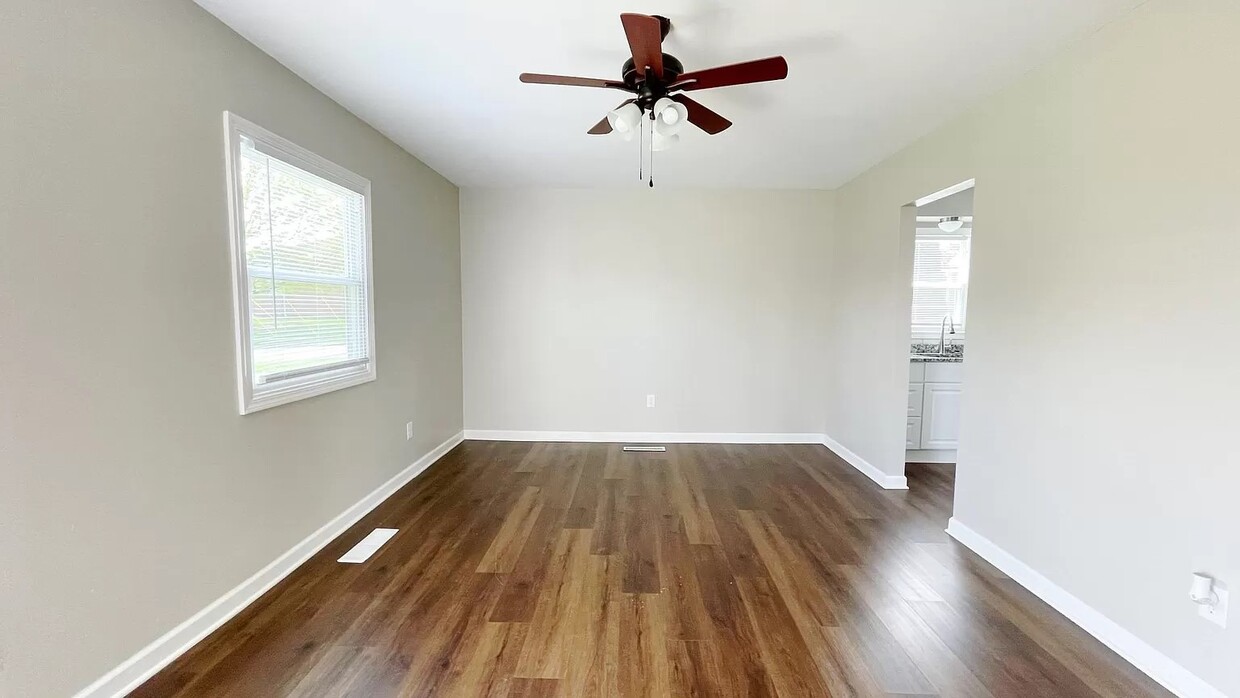 Living Room - 4646 Beacon Hill Rd