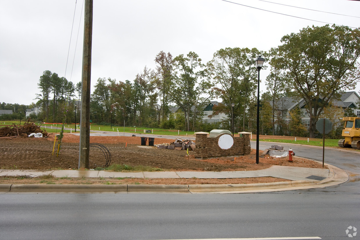 Building Photo - 3524 Tryon Rd