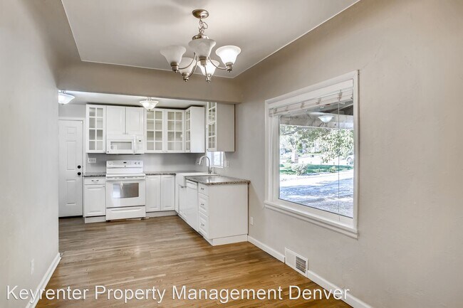 Building Photo - 3 br, 1 bath House - 364 S Oak St