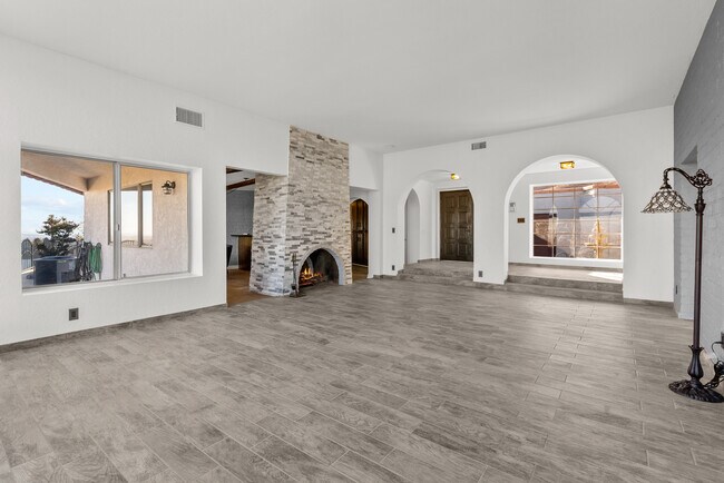 Building Photo - 645 Lakeview Dr