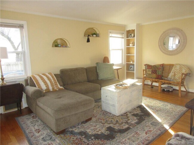 Foto del edificio - 145 Quaker Ln S