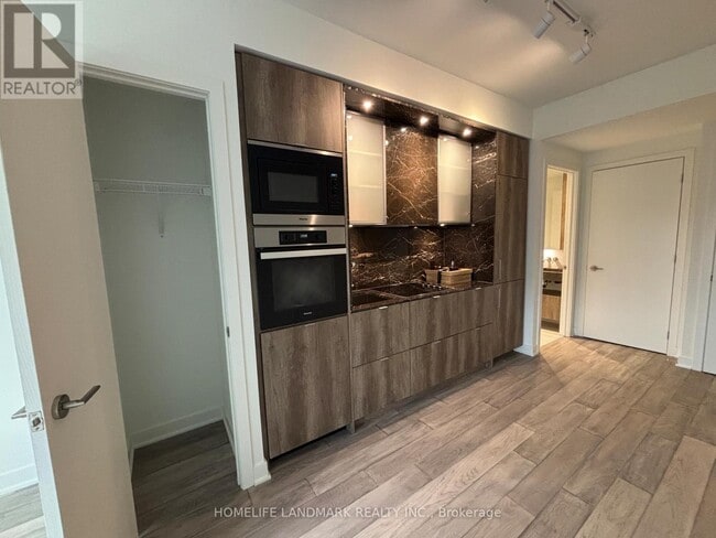 Photo du bâtiment - 11 Yorkville Ave