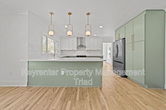 Building Photo - 3807 W Friendly Ave