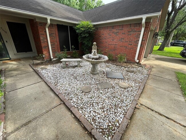 Foto del edificio - 7110 Pembrough Ln