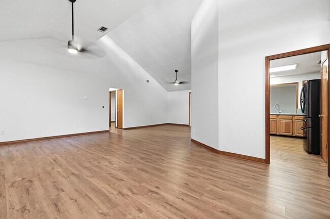 Building Photo - 124 Beverly Dr