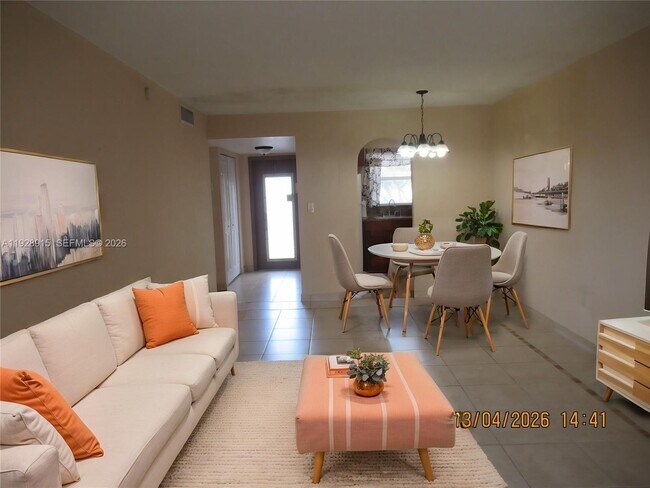 Foto del edificio - 8285 Sunrise Lakes Blvd